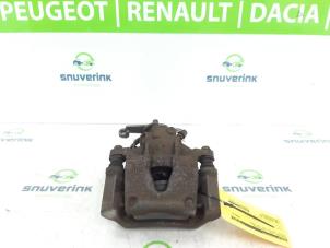 Używane Zacisk hamulcowy lewy tyl Renault Master III (FD/HD) 2.5 dCi 120 FAP Cena € 54,45 Z VAT oferowane przez Snuverink Autodemontage