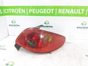 Gebrauchte Rücklicht rechts Peugeot 206 (2A/C/H/J/S) 1.6 16V Preis € 25,00 Margenregelung angeboten von Snuverink Autodemontage