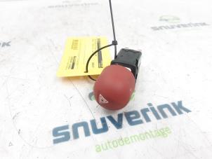 Gebrauchte Panikbeleuchtung Schalter Renault Twingo (C06) 1.2 Preis auf Anfrage angeboten von Snuverink Autodemontage
