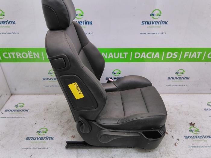 Fotel prawy z Peugeot 307 CC (3B) 2.0 16V 2004