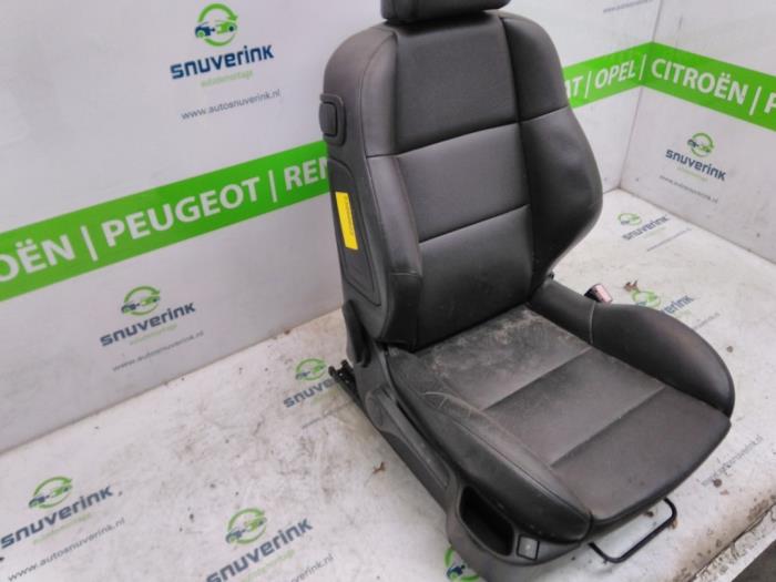 Fotel prawy z Peugeot 307 CC (3B) 2.0 16V 2004