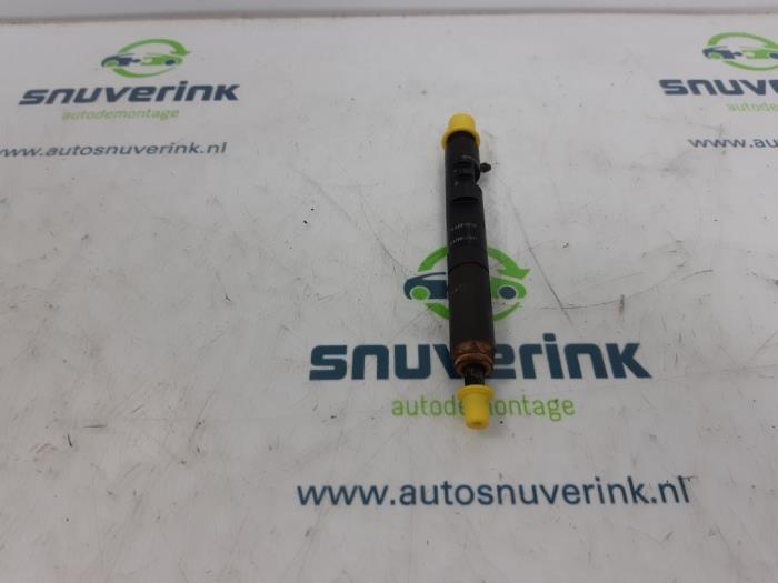Injector (diesel) from a Renault Clio II Societe (SB) 1.5 dCi 80 2008