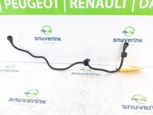 Usados Tubo de combustible Renault Captur (2R) 1.2 TCE 16V EDC Precio € 25,00 Norma de margen ofrecido por Snuverink Autodemontage