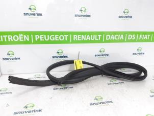 Used Door seal 2-door, right Renault Kangoo Express (FW) 1.5 dCi 75 FAP Price € 48,40 Inclusive VAT offered by Snuverink Autodemontage