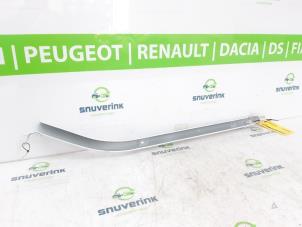 Usagé Rail porte coulissante droite Renault Kangoo Express (FW) 1.5 dCi 75 FAP Prix sur demande proposé par Snuverink Autodemontage