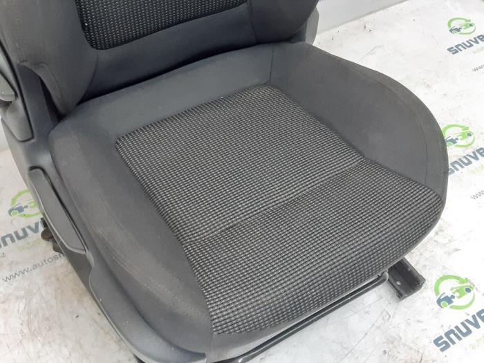Fotel prawy z Peugeot 5008 I (0A/0E) 1.6 HDiF 16V 2012