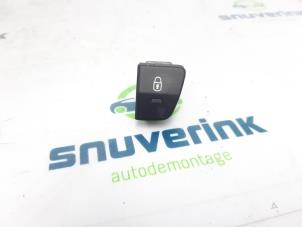 Used Central locking switch Peugeot 5008 I (0A/0E) 1.6 HDiF 16V Price on request offered by Snuverink Autodemontage