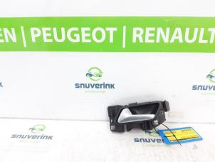 Używane Uchwyt drzwi lewych przednich wersja 4-drzwiowa Peugeot 2008 (UD/UK/UR/US/UX) 1.2 VTi 12V PureTech 100 Cena € 22,99 Z VAT oferowane przez Snuverink Autodemontage