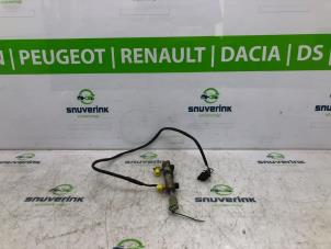 Używane Silownik dachu cabrio Renault Megane (EA) 1.6i Cena na żądanie oferowane przez Snuverink Autodemontage