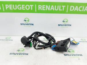 Usados Módulo de gancho de remolque Peugeot 2008 (UD/UK/UR/US/UX) 1.2 VTi 12V PureTech 100 Precio € 96,80 IVA incluido ofrecido por Snuverink Autodemontage