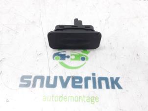 Used Tailgate handle Renault Captur (2R) 0.9 Energy TCE 12V Price € 20,00 Margin scheme offered by Snuverink Autodemontage