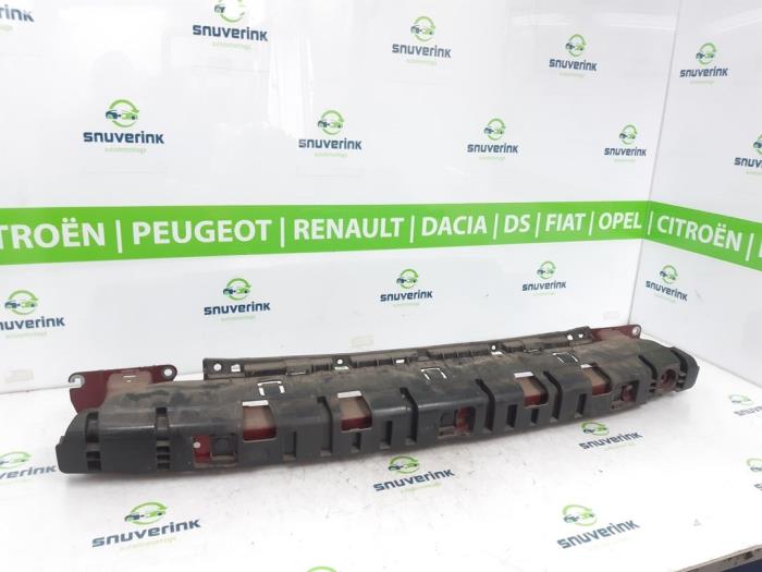 Cadre pare-chocs arrière d'un Peugeot 2008 (CU) 1.2 12V e-THP PureTech 110 2017