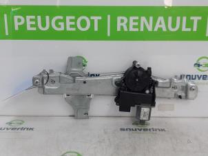 Używane Mechanizm szyby prawej tylnej wersja 4-drzwiowa Peugeot 2008 (CU) 1.2 12V e-THP PureTech 110 Cena € 40,00 Procedura marży oferowane przez Snuverink Autodemontage