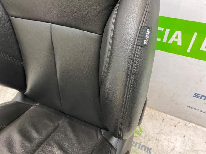 Seat, left from a Peugeot 2008 (CU) 1.2 12V e-THP PureTech 110 2017