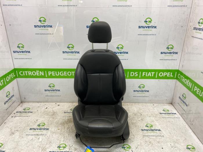 Seat, left from a Peugeot 2008 (CU) 1.2 12V e-THP PureTech 110 2017
