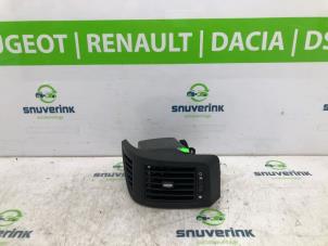 Usados Rejilla de aire de salpicadero Fiat Ducato (250) 2.3 D 150 Multijet Precio € 48,40 IVA incluido ofrecido por Snuverink Autodemontage
