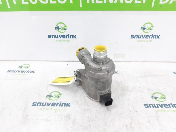 Water pump from a Volvo XC90 II 2.0 T8 16V Twin Engine AWD 2015