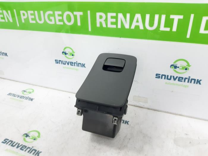 Używane Schowek Volvo XC90 II 2.0 T8 16V Twin Engine AWD Cena € 24,98 Procedura marży oferowane przez Snuverink Autodemontage