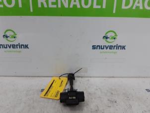 Usados Receptor de puerta de 4 puertas izquierda detrás Renault Captur (2R) 1.2 TCE 16V EDC Precio € 25,00 Norma de margen ofrecido por Snuverink Autodemontage