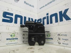 Usagé Mécanique de verrouillage hayon Renault Captur (2R) 1.2 TCE 16V EDC Prix € 35,00 Règlement à la marge proposé par Snuverink Autodemontage