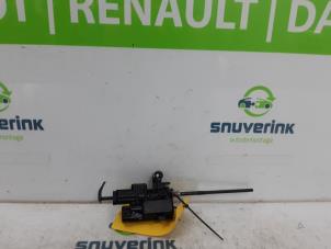Usados Motor de bloqueo de la tapa del depósito de combustible Renault Captur (2R) 1.2 TCE 16V EDC Precio € 40,00 Norma de margen ofrecido por Snuverink Autodemontage