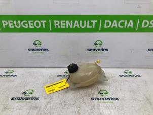 Usados Vaso de expansión Renault Captur (2R) 1.2 TCE 16V EDC Precio € 30,00 Norma de margen ofrecido por Snuverink Autodemontage