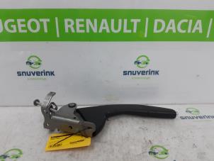 Usados Palanca de freno de mano Renault Captur (2R) 1.2 TCE 16V EDC Precio € 35,00 Norma de margen ofrecido por Snuverink Autodemontage