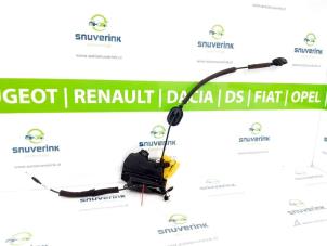 Usagé Serrure avant droite Renault Captur (2R) 1.2 TCE 16V EDC Prix € 30,00 Règlement à la marge proposé par Snuverink Autodemontage