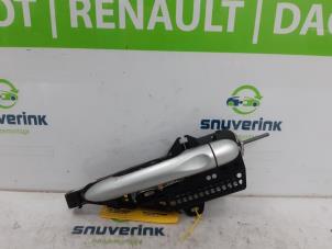 Usagé Poignée de porte arrière gauche Renault Captur (2R) 1.2 TCE 16V EDC Prix € 25,00 Règlement à la marge proposé par Snuverink Autodemontage