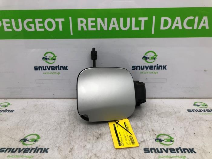 Tank cap cover from a Renault Captur (2R) 1.2 TCE 16V EDC 2016