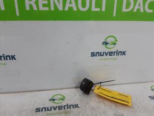 Usagé Commutateur vitre électrique Renault Captur (2R) 1.2 TCE 16V EDC Prix € 25,00 Règlement à la marge proposé par Snuverink Autodemontage