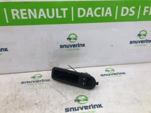 Usagé Commutateur combi vitres Renault Twingo II (CN) 1.2 16V Prix € 25,00 Règlement à la marge proposé par Snuverink Autodemontage