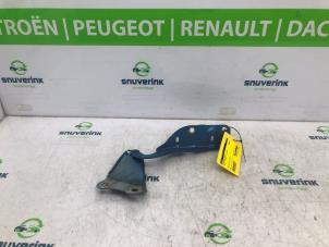 Usados Bisagra de capó Renault Twingo II (CN) 1.2 16V Precio € 30,00 Norma de margen ofrecido por Snuverink Autodemontage