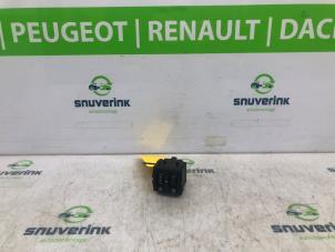 Usados Interruptor faro lhv Renault Twingo II (CN) 1.2 16V Precio € 25,00 Norma de margen ofrecido por Snuverink Autodemontage