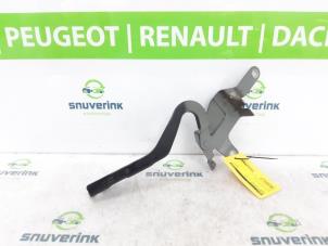 Usagé Charnière de capot Renault Clio IV (5R) 1.5 Energy dCi 90 FAP Prix € 40,00 Règlement à la marge proposé par Snuverink Autodemontage