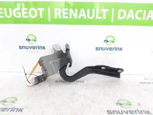 Usagé Charnière de capot Renault Clio IV (5R) 1.5 Energy dCi 90 FAP Prix € 40,00 Règlement à la marge proposé par Snuverink Autodemontage