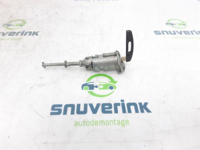 Door lock cylinder, left from a Renault Clio IV (5R) 1.5 Energy dCi 90 FAP 2012