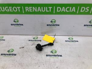 Używane Ogranicznik drzwi lewych przednich wersja 4-drzwiowa Renault Clio IV Estate/Grandtour (7R) 1.5 Energy dCi 90 FAP Cena € 30,00 Procedura marży oferowane przez Snuverink Autodemontage