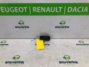 Used Steering wheel mounted radio control Renault Clio IV (5R) 1.5 dCi 75 FAP Price € 20,00 Margin scheme offered by Snuverink Autodemontage