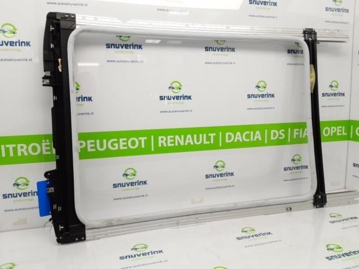 Używane Szyberdach Peugeot 2008 (CU) 1.2 12V e-THP PureTech 110 Cena € 166,25 Procedura marży oferowane przez Snuverink Autodemontage