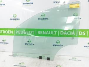 Usagé Vitre avant gauche Renault Captur (2R) 1.2 TCE 16V EDC Prix € 50,00 Règlement à la marge proposé par Snuverink Autodemontage