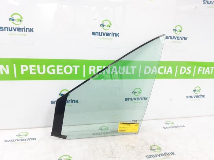 Usados Ventanilla triangular izquierda delante Renault Scénic II (JM) 2.0 16V Precio € 39,98 Norma de margen ofrecido por Snuverink Autodemontage
