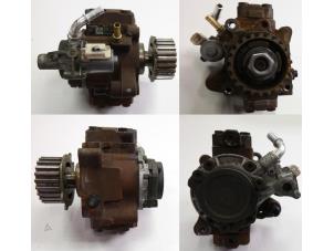 Used Mechanical fuel pump Volvo V50 (MW) 1.6 D2 16V Price € 195,00 Margin scheme offered by Snuverink Autodemontage