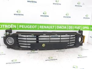 Used Front bumper, central component Renault Clio IV (5R) 1.5 Energy dCi 90 FAP Price € 65,00 Margin scheme offered by Snuverink Autodemontage