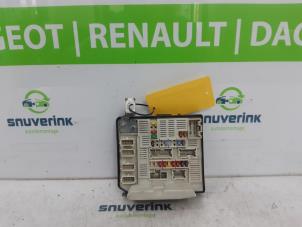 Used Fuse box Renault Scénic II (JM) 2.0 16V Price € 45,00 Margin scheme offered by Snuverink Autodemontage
