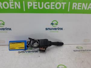 Usagé Commutateur lumière Peugeot 107 1.0 12V Prix € 50,00 Règlement à la marge proposé par Snuverink Autodemontage