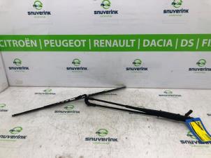 Usagé Bras essuie-glace avant Peugeot 107 1.0 12V Prix sur demande proposé par Snuverink Autodemontage