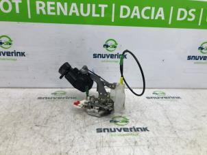 Usagé Serrure avant gauche Peugeot 107 1.0 12V Prix € 25,00 Règlement à la marge proposé par Snuverink Autodemontage