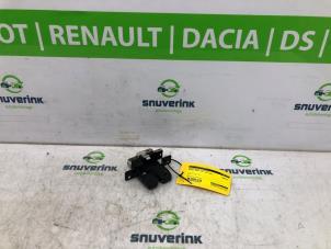 Gebrauchte Schließmechanik Heckklappe Renault Scénic II (JM) 2.0 16V Preis € 35,00 Margenregelung angeboten von Snuverink Autodemontage