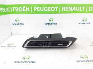 Gebrauchte Luftgitter Armaturenbrett Peugeot 3008 II (M4/MC/MJ/MR) 1.2 12V e-THP PureTech 130 Preis € 70,00 Margenregelung angeboten von Snuverink Autodemontage